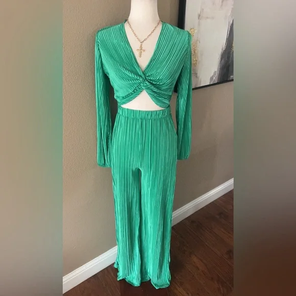 Green crop top plisse set with pants - Picture 3 of 11